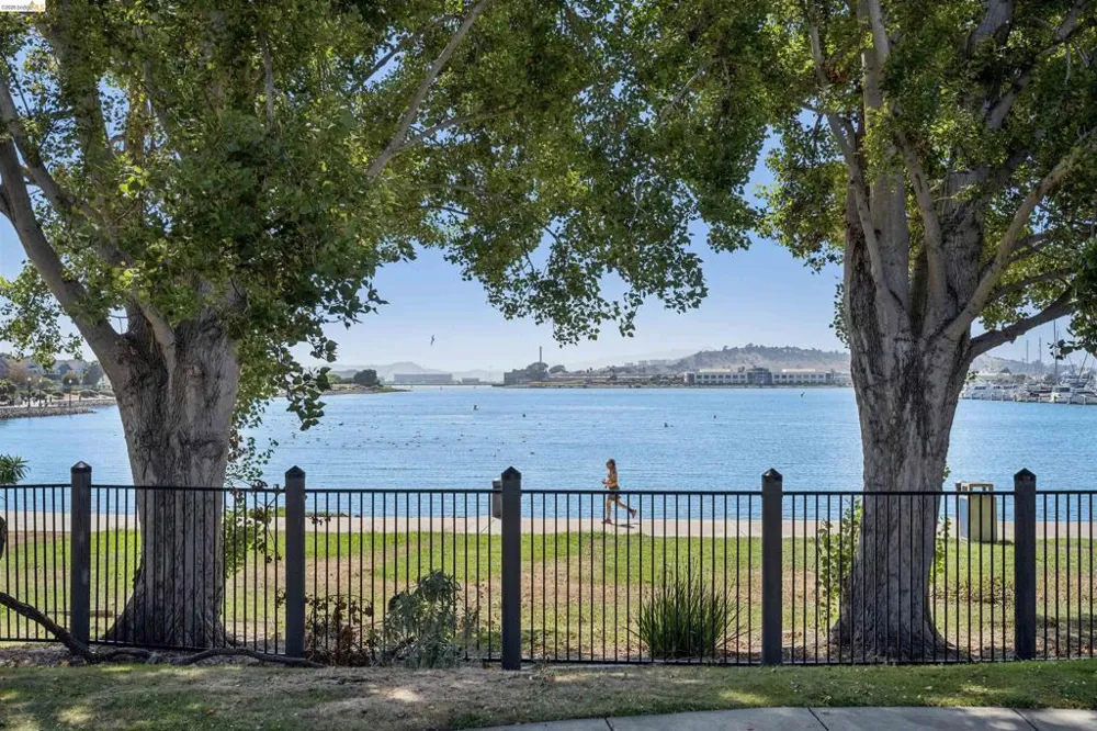124 Lakeshore Ct Richmond, CA 94804