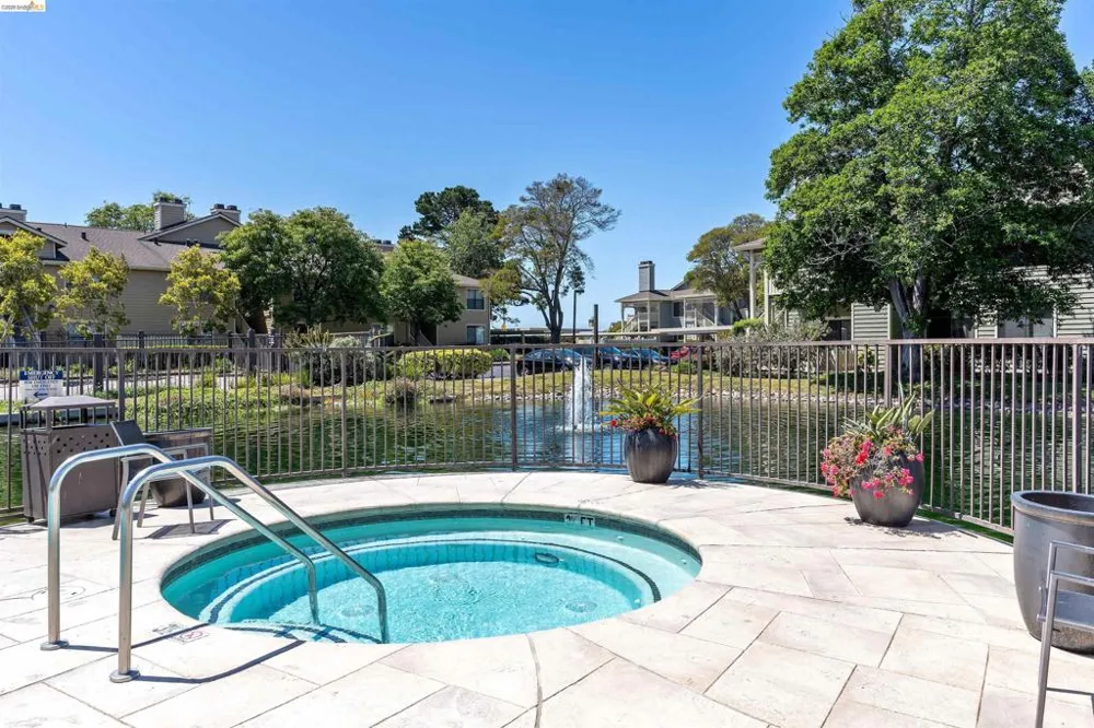 124 Lakeshore Ct Richmond, CA 94804