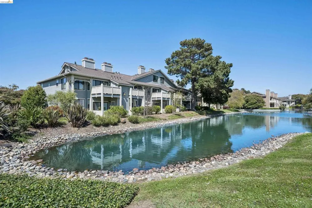 124 Lakeshore Ct Richmond, CA 94804