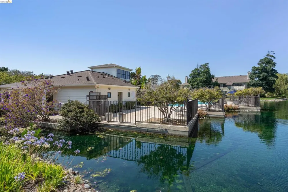124 Lakeshore Ct Richmond, CA 94804