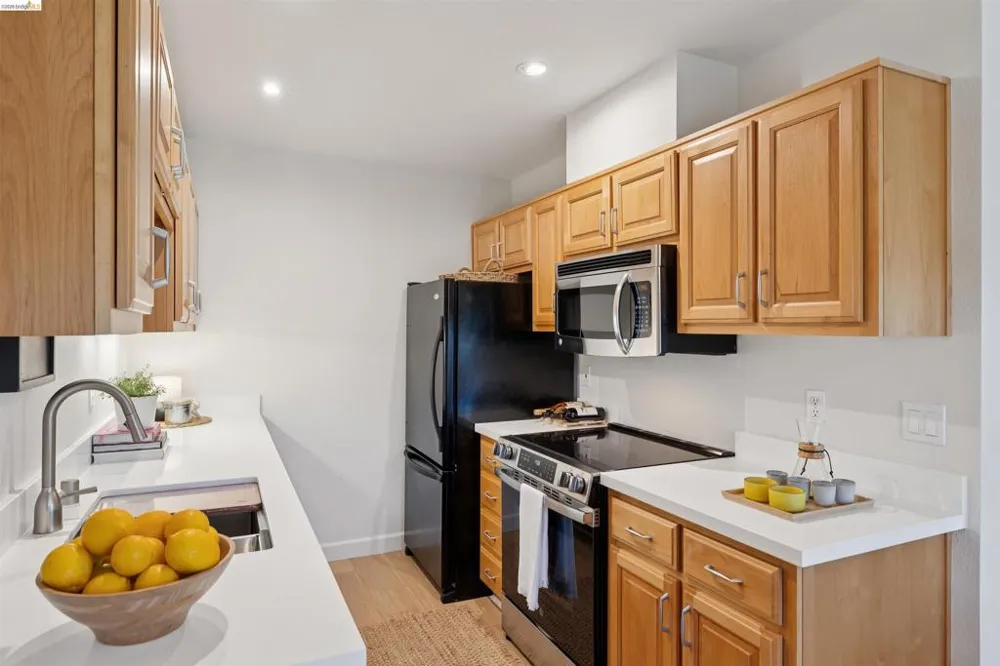 124 Lakeshore Ct Richmond, CA 94804