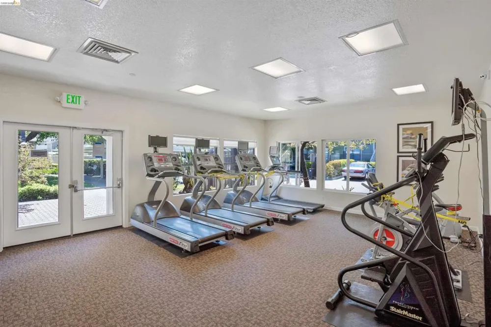 124 Lakeshore Ct Richmond, CA 94804