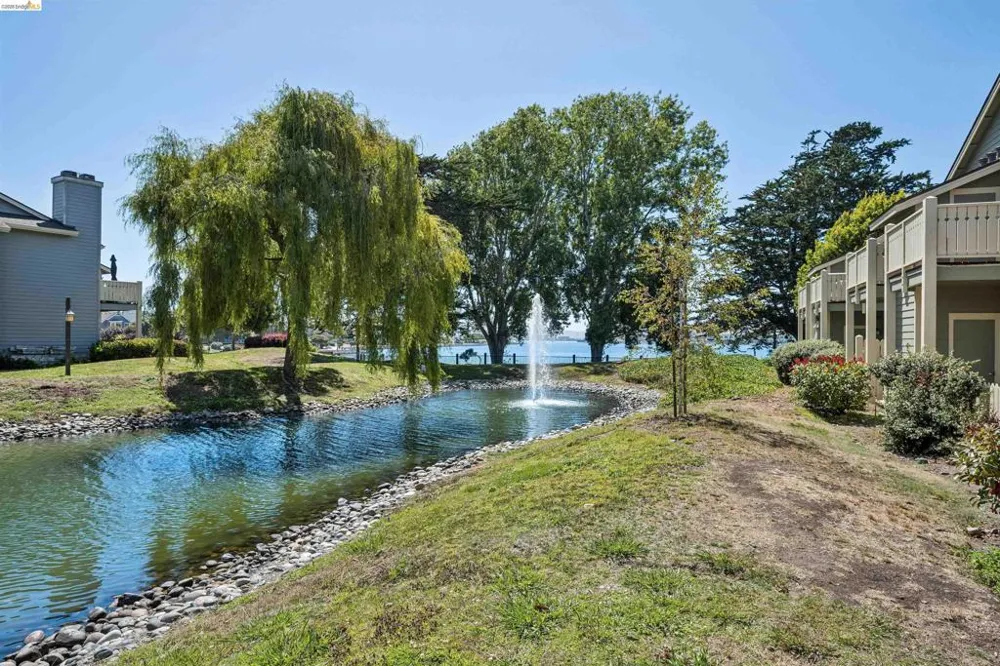 124 Lakeshore Ct Richmond, CA 94804