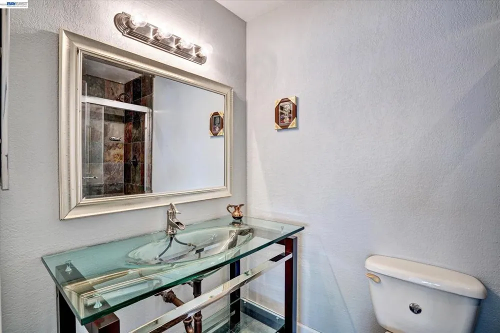 2511 Mistletoe Dr Hayward, CA 94545
