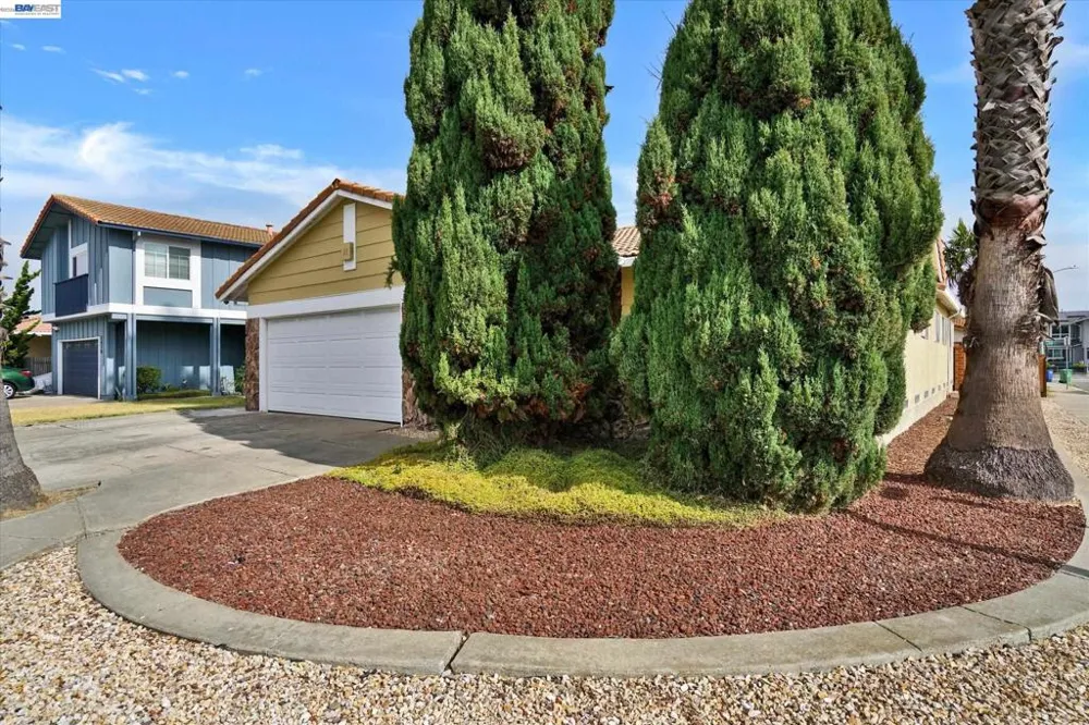 2511 Mistletoe Dr Hayward, CA 94545