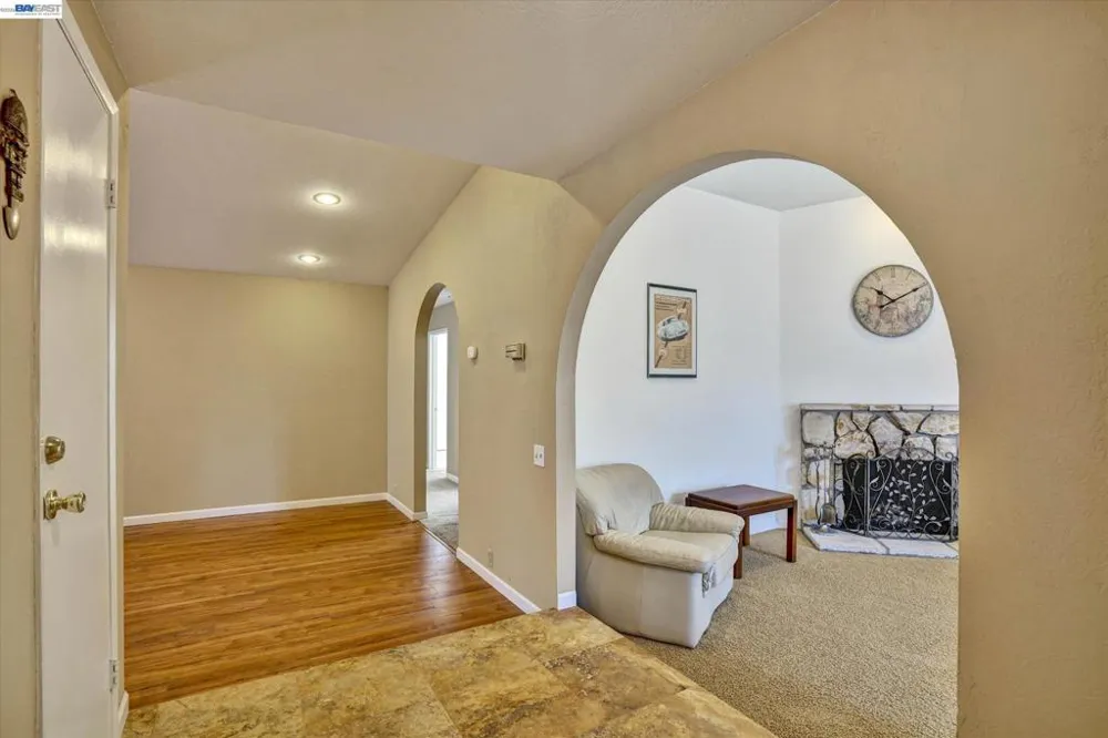 2511 Mistletoe Dr Hayward, CA 94545
