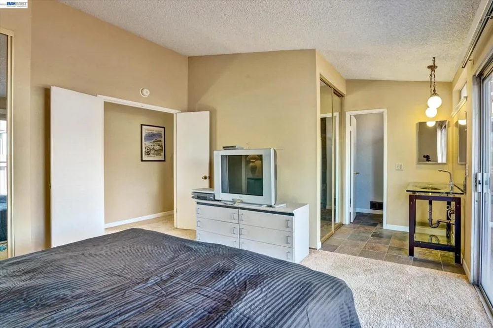 2511 Mistletoe Dr Hayward, CA 94545