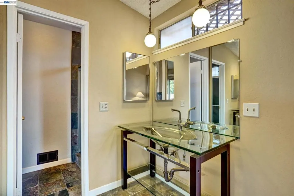 2511 Mistletoe Dr Hayward, CA 94545
