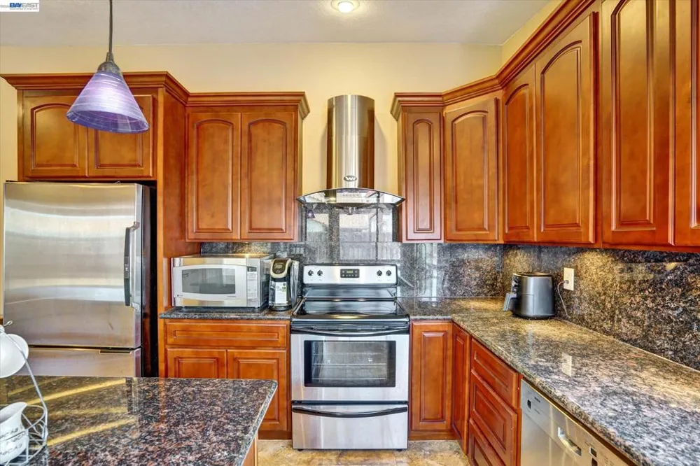 2511 Mistletoe Dr Hayward, CA 94545