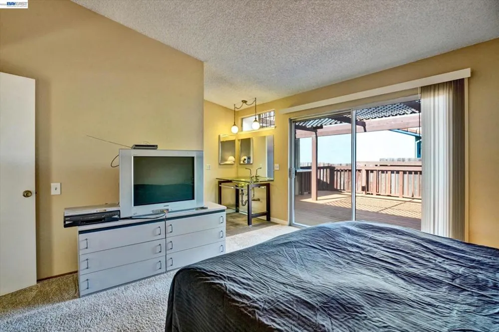 2511 Mistletoe Dr Hayward, CA 94545