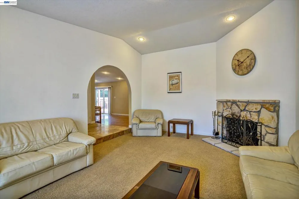 2511 Mistletoe Dr Hayward, CA 94545
