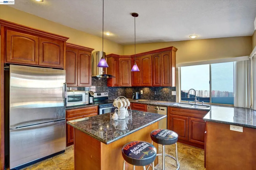2511 Mistletoe Dr Hayward, CA 94545
