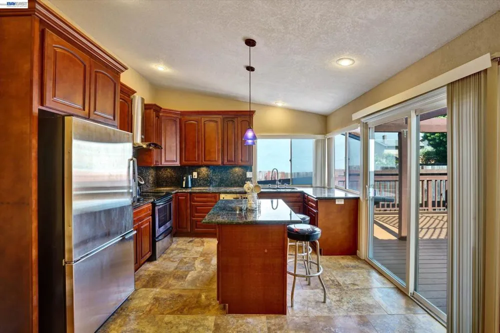 2511 Mistletoe Dr Hayward, CA 94545