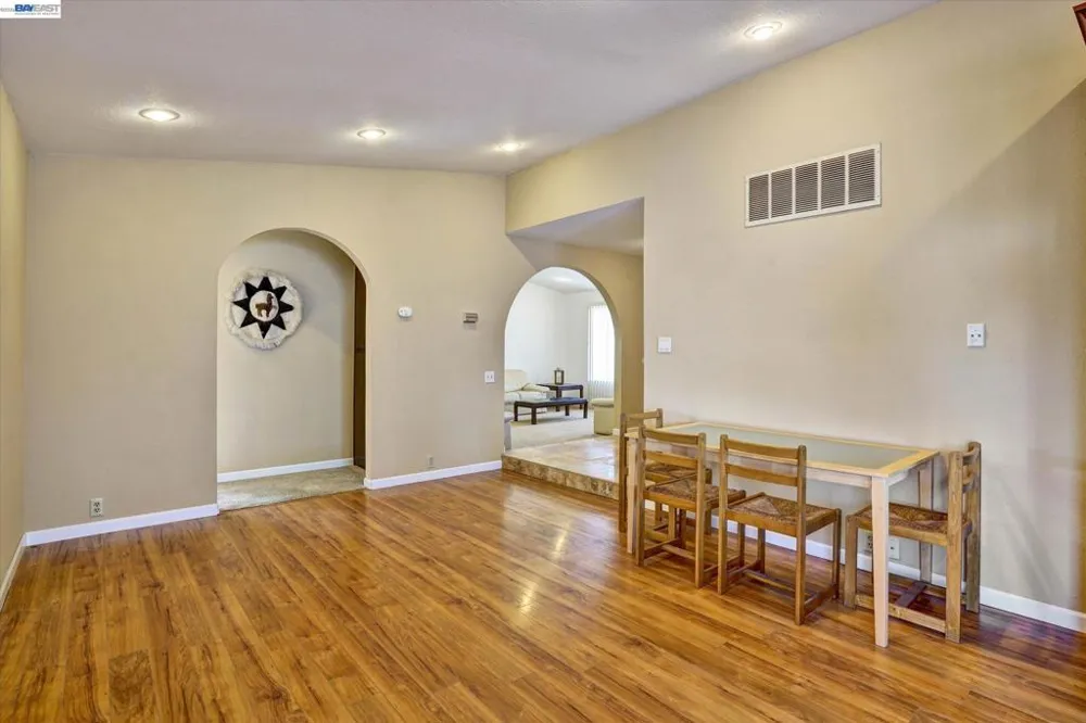 2511 Mistletoe Dr Hayward, CA 94545