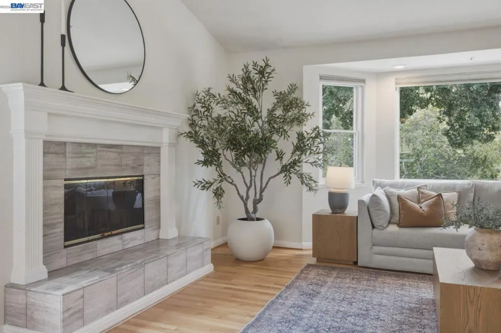 26 Oak Rd Orinda, CA 94563