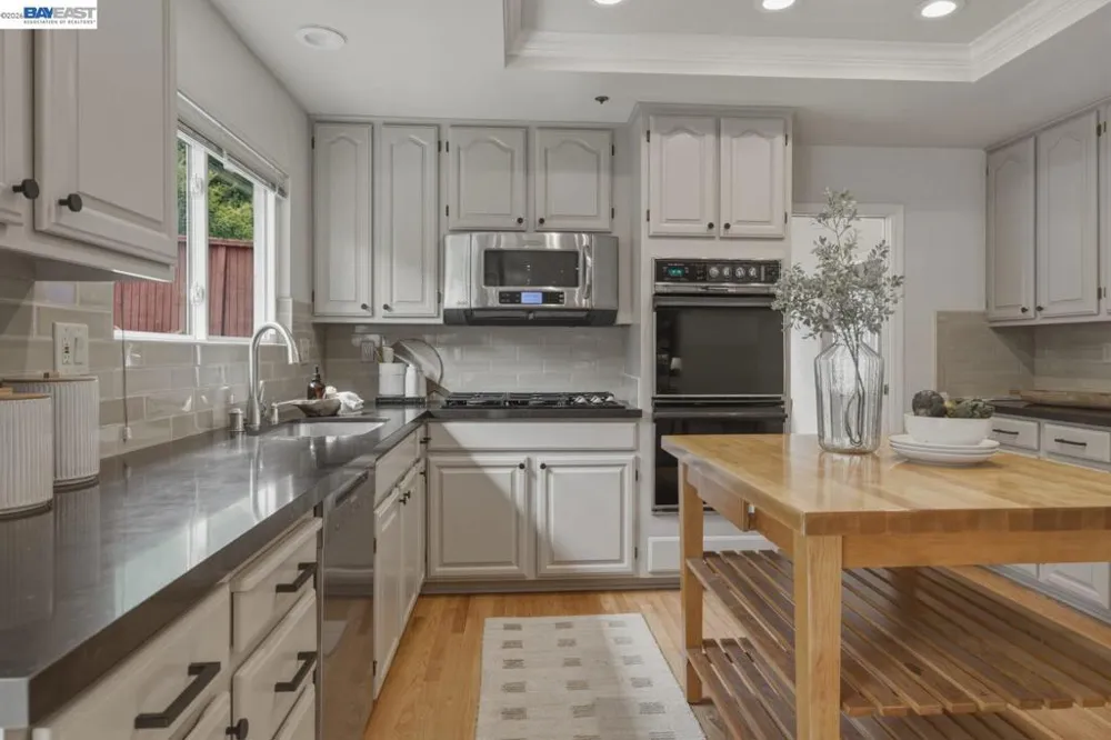 26 Oak Rd Orinda, CA 94563