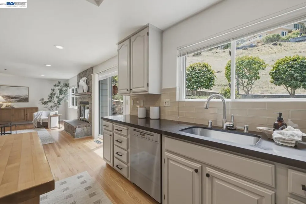 26 Oak Rd Orinda, CA 94563