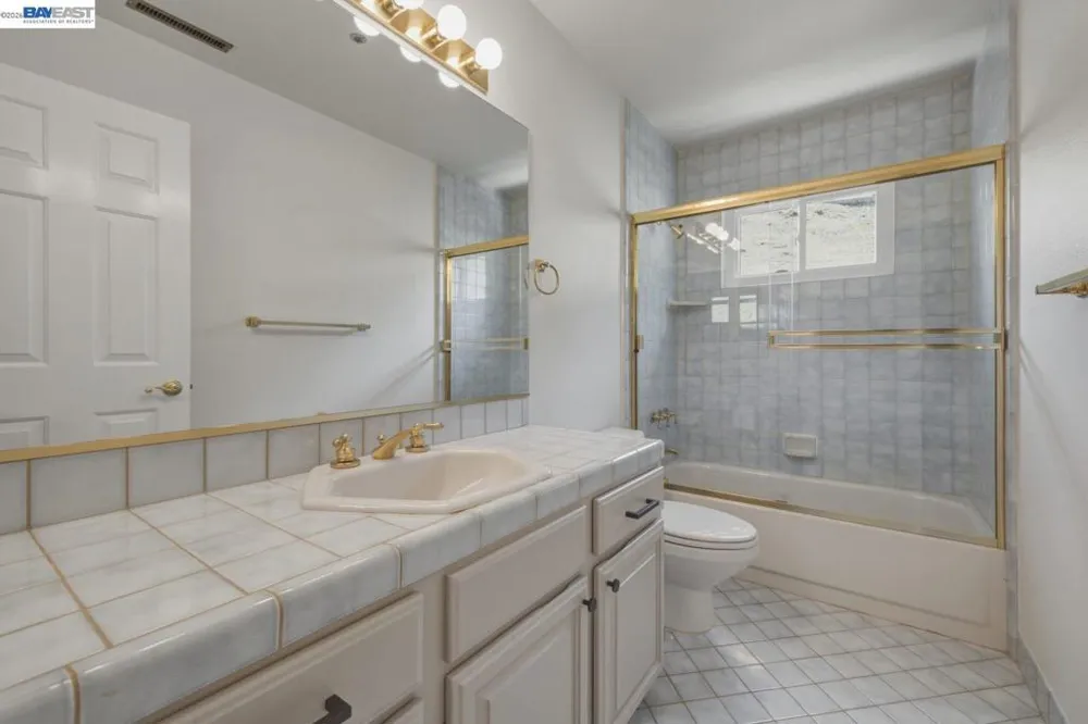 26 Oak Rd Orinda, CA 94563
