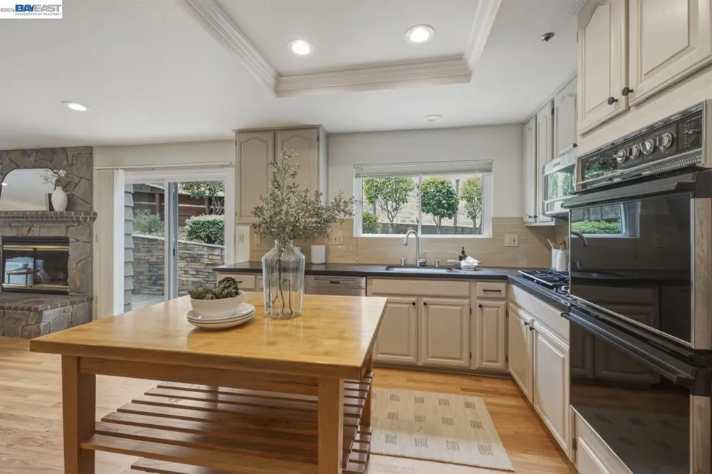 26 Oak Rd Orinda, CA 94563