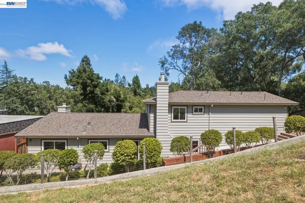 26 Oak Rd Orinda, CA 94563
