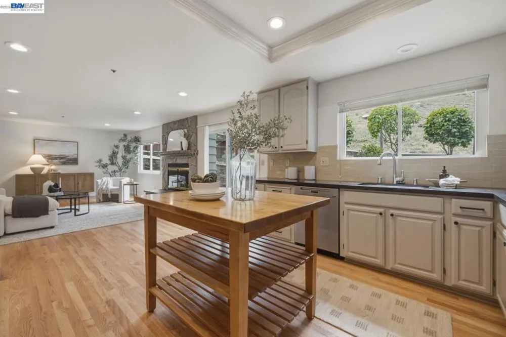 26 Oak Rd Orinda, CA 94563
