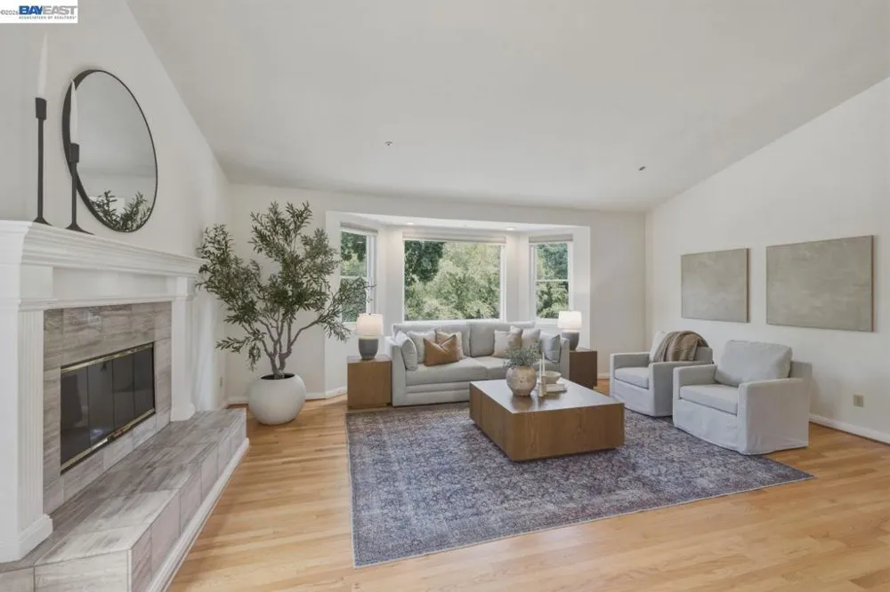 26 Oak Rd Orinda, CA 94563