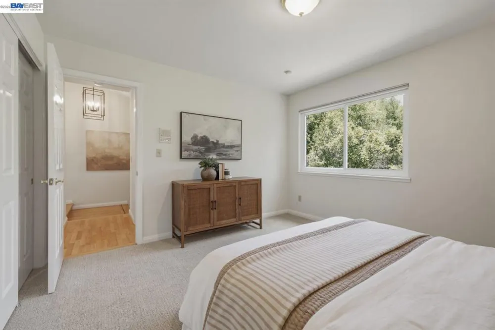 26 Oak Rd Orinda, CA 94563