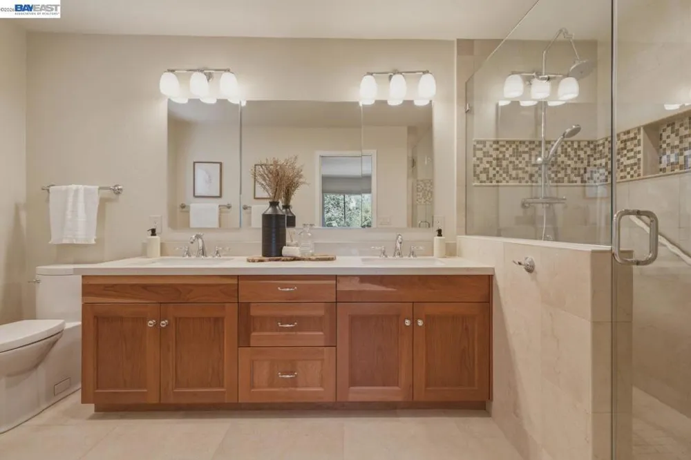 26 Oak Rd Orinda, CA 94563