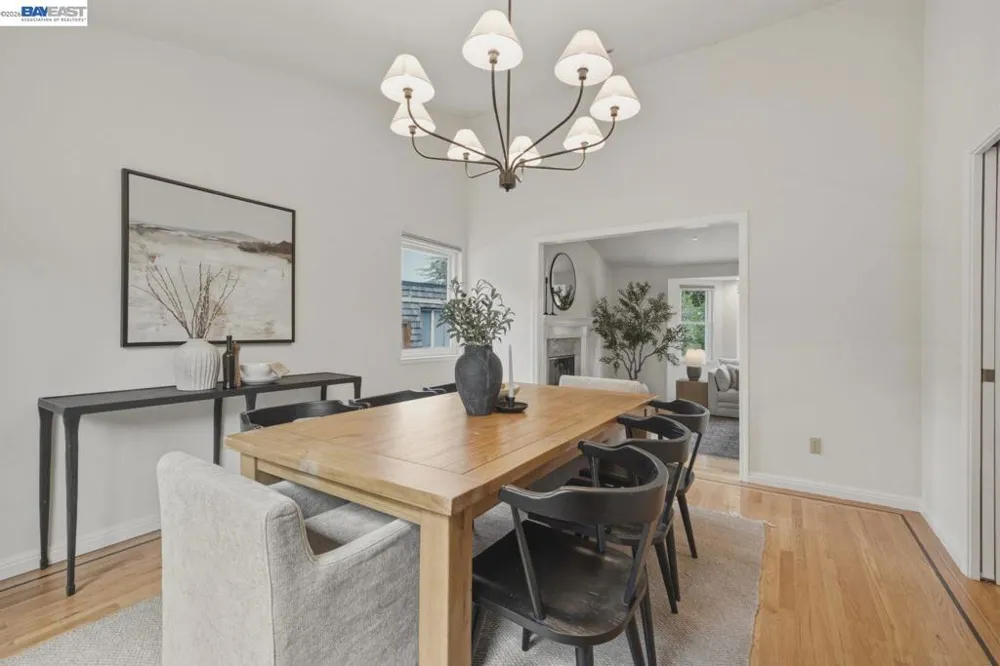 26 Oak Rd Orinda, CA 94563