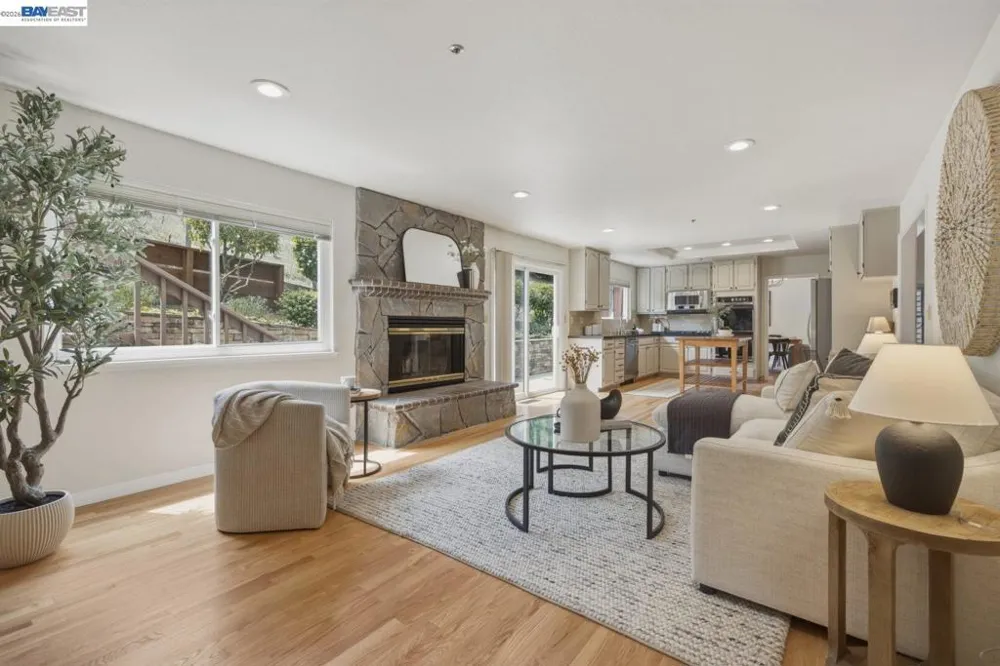 26 Oak Rd Orinda, CA 94563