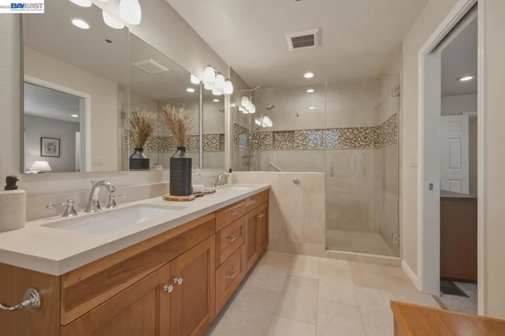 26 Oak Rd Orinda, CA 94563