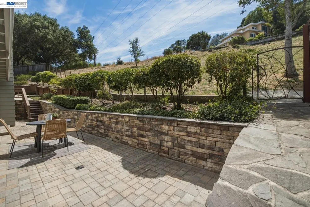 26 Oak Rd Orinda, CA 94563