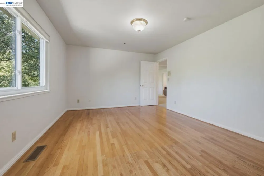 26 Oak Rd Orinda, CA 94563