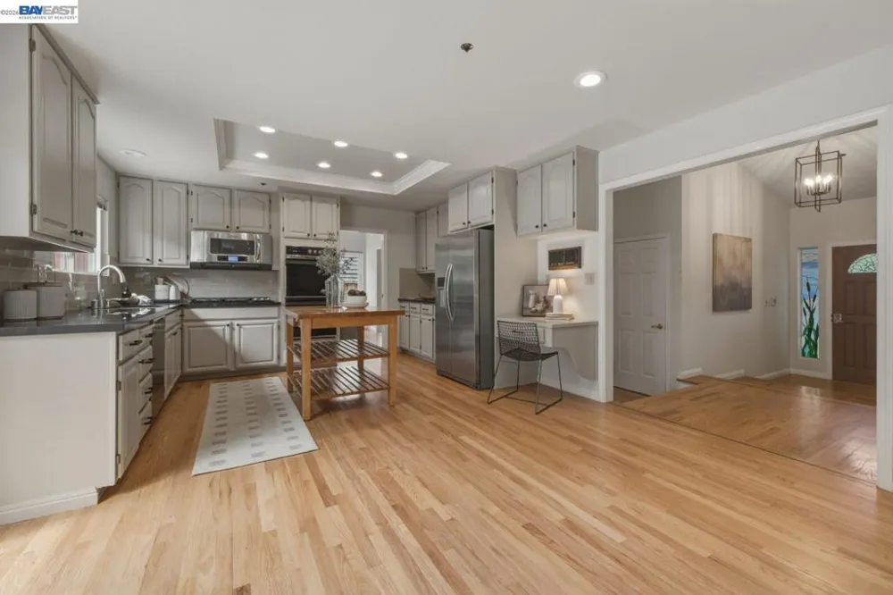 26 Oak Rd Orinda, CA 94563
