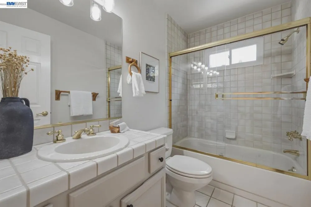 26 Oak Rd Orinda, CA 94563