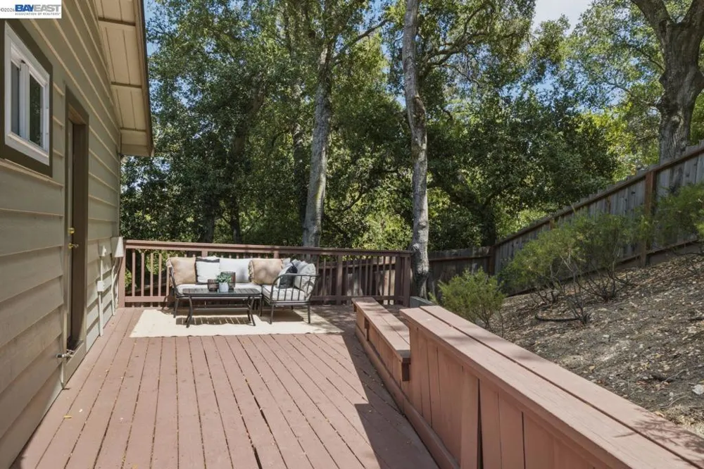 26 Oak Rd Orinda, CA 94563