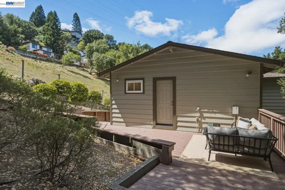 26 Oak Rd Orinda, CA 94563