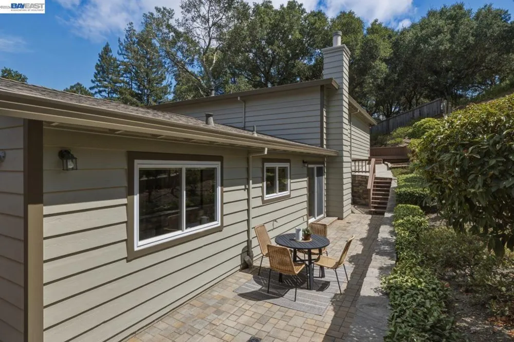 26 Oak Rd Orinda, CA 94563