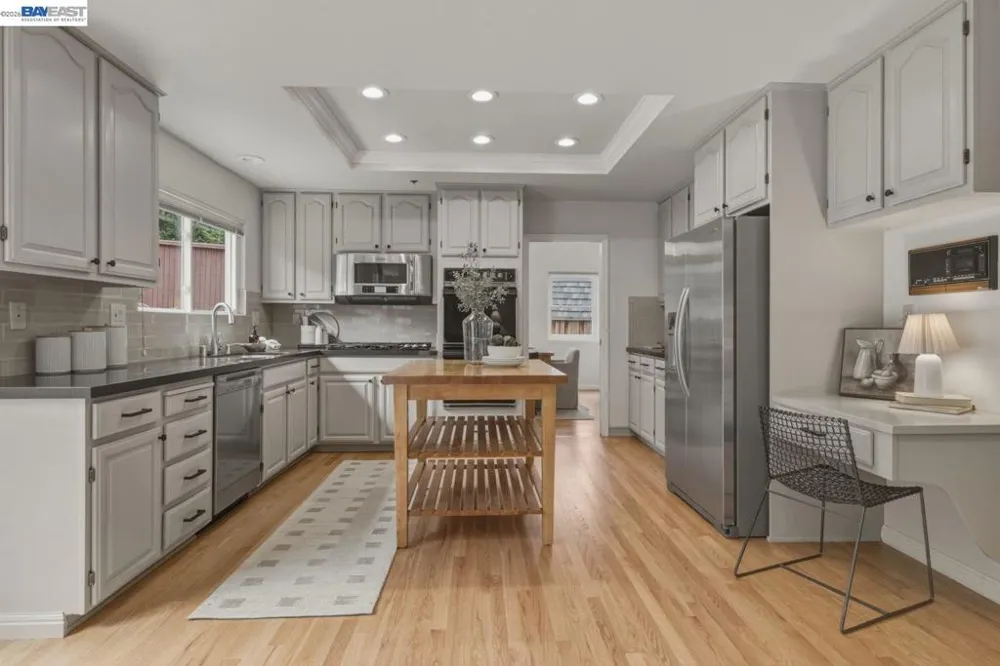 26 Oak Rd Orinda, CA 94563