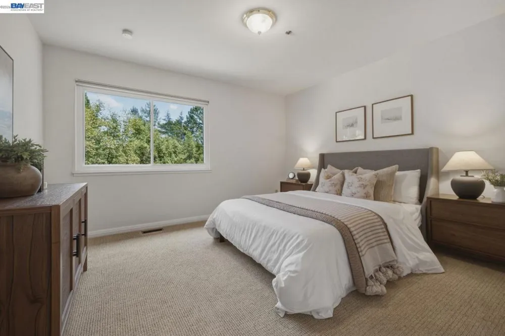 26 Oak Rd Orinda, CA 94563