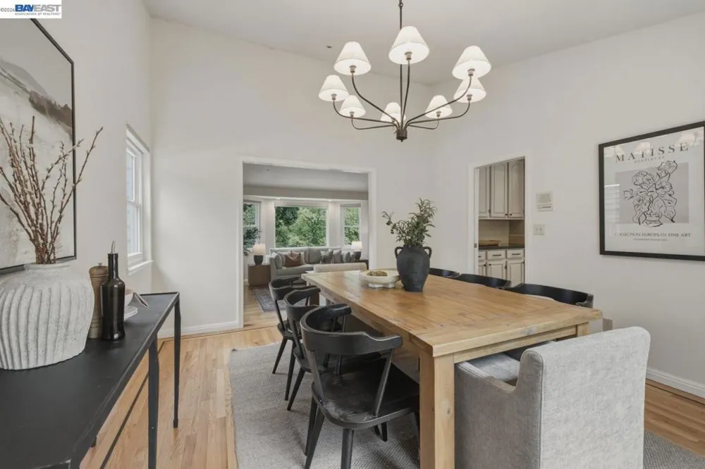 26 Oak Rd Orinda, CA 94563
