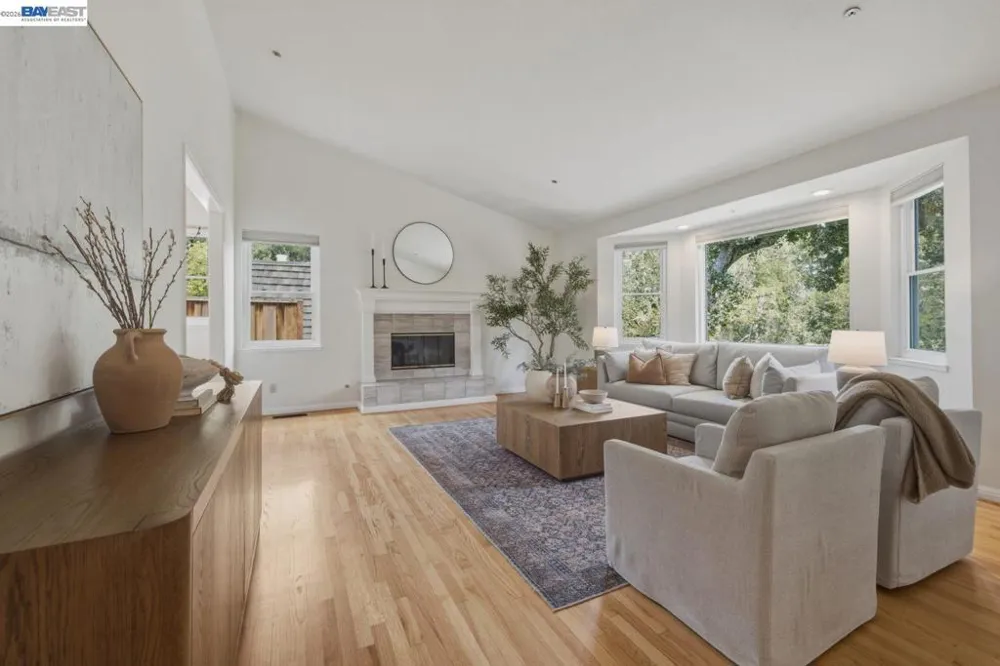 26 Oak Rd Orinda, CA 94563