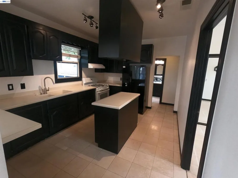 692 45Th St Oakland, CA 94609