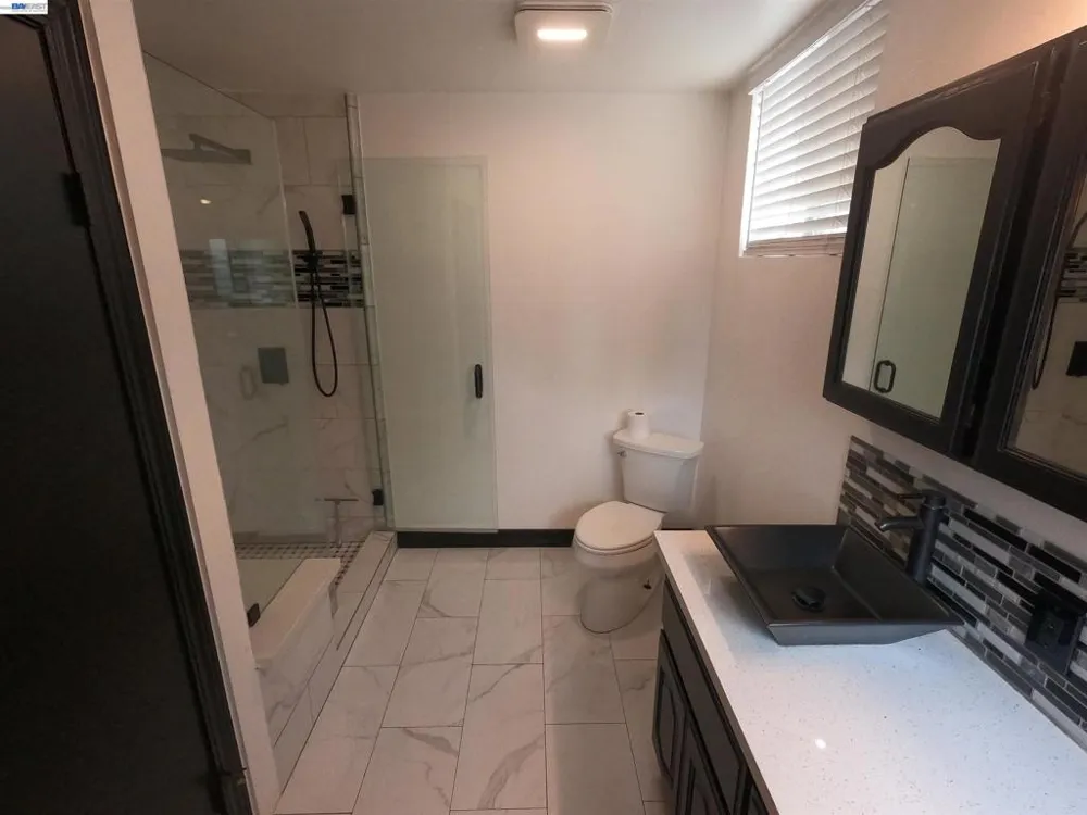 692 45Th St Oakland, CA 94609