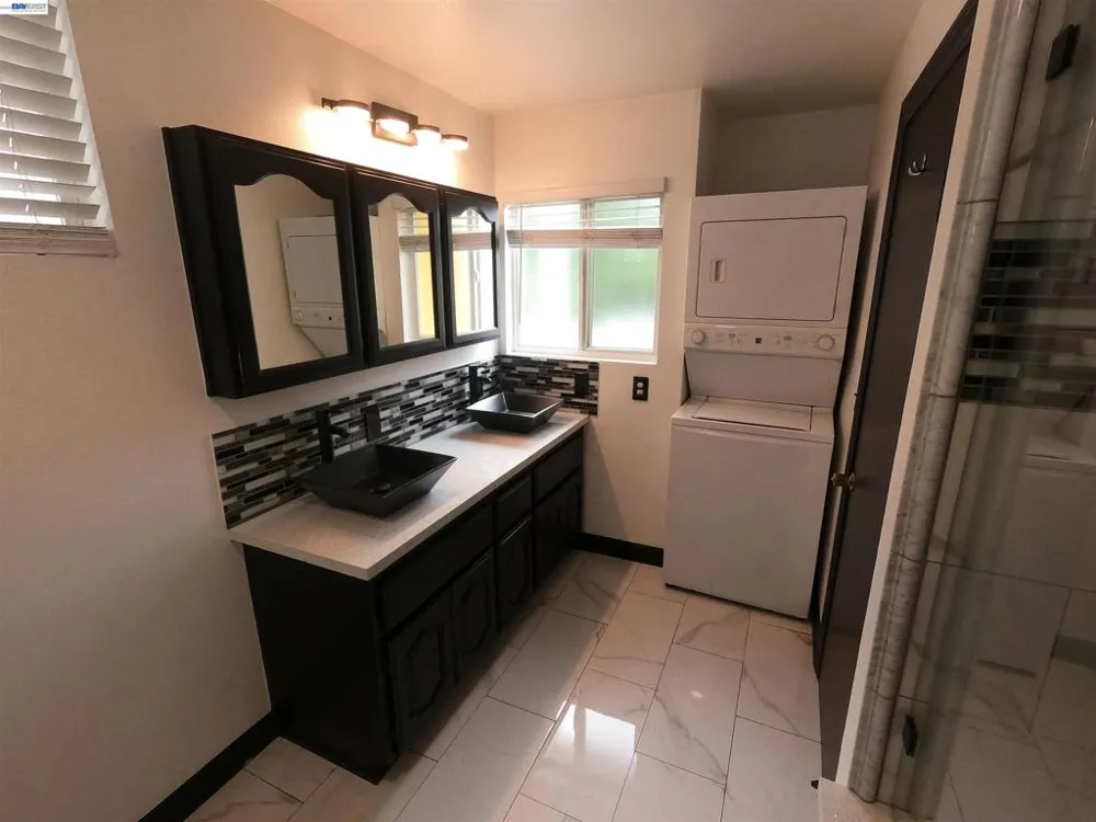 692 45Th St Oakland, CA 94609