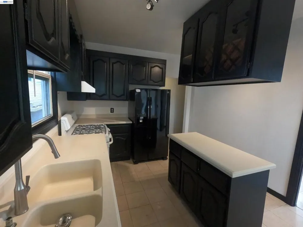 692 45Th St Oakland, CA 94609