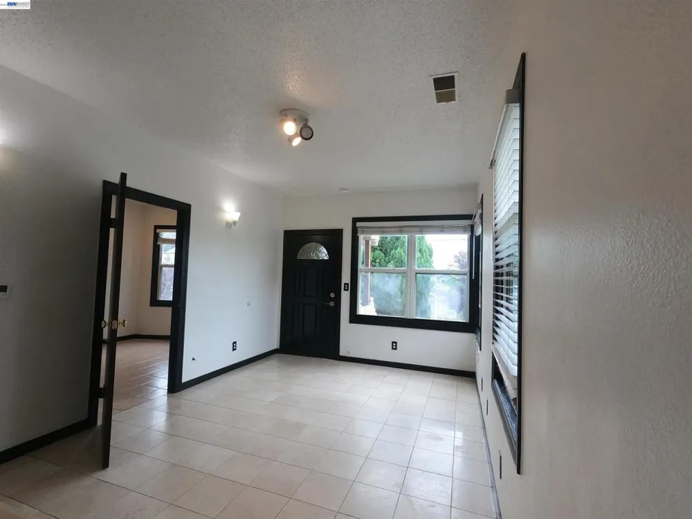 692 45Th St Oakland, CA 94609