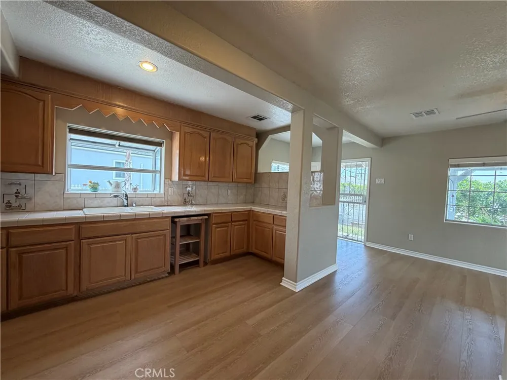 129 E Pomona Monrovia, CA 91016