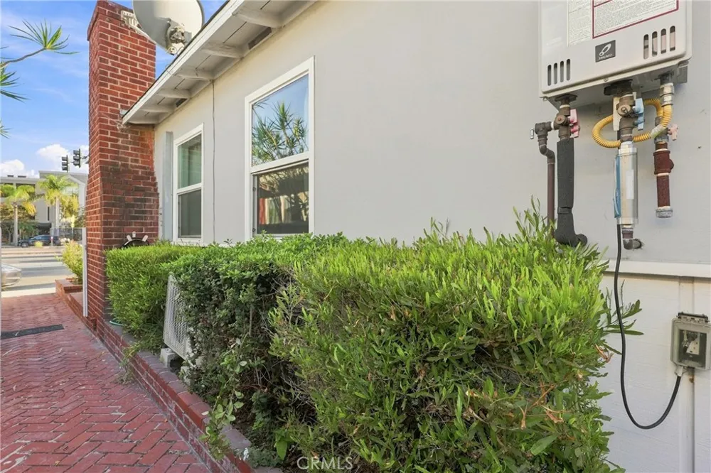 5829 E 2nd Long Beach, CA 90803