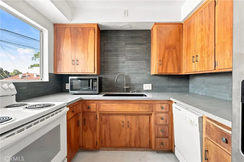 5829 E 2nd Long Beach, CA 90803